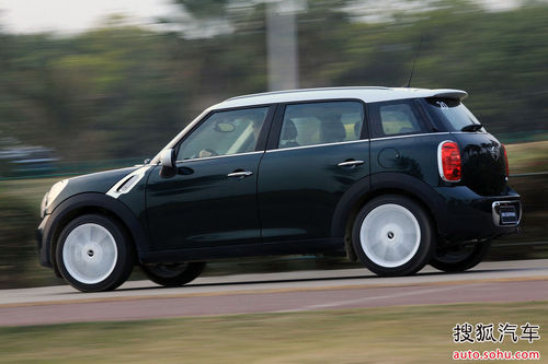  MINI Countryman  uy DƬ
