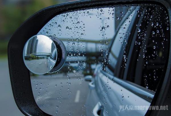 雨刮器除了清車窗還能怎么用 這4大功能不用就太浪費了