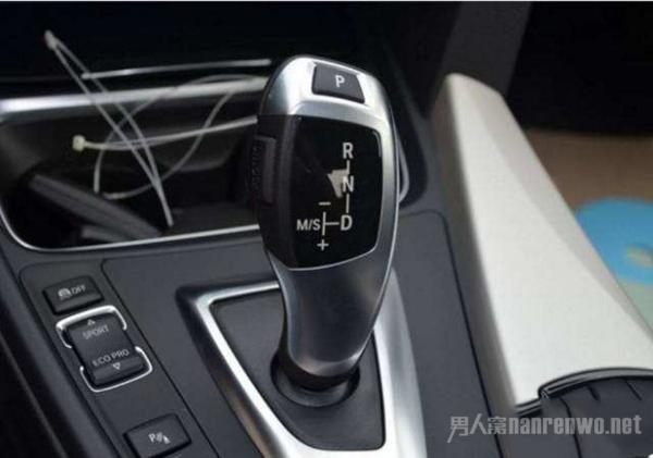 開自動擋的3個傷車壞習慣 傷車又費油 老司機才知道