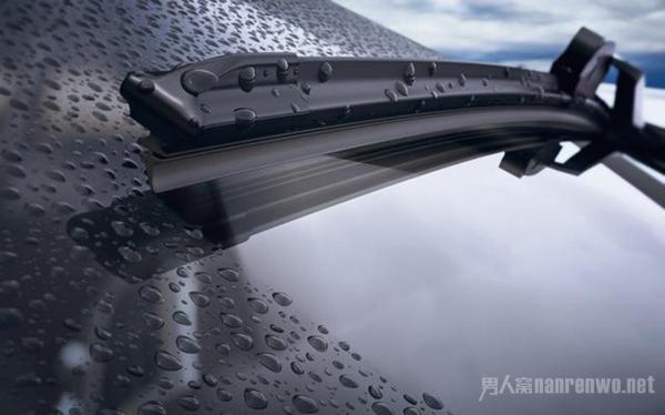 雨刮器除了清車窗還能怎么用 這4大功能不用就太浪費了