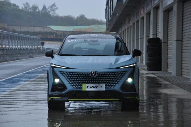 長安UNI-T 2.0T車型上市 售價13.79-14.99萬元