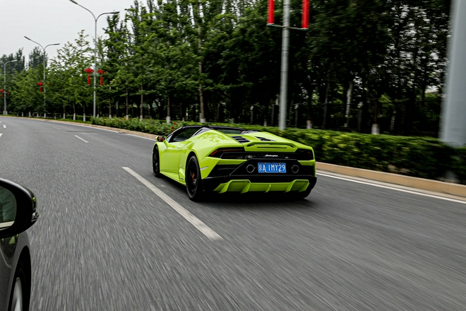 玩帥不玩快 市區試駕蘭博基尼Huracán EVO RWD Spyder