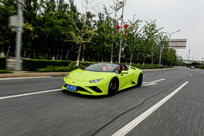 玩帥不玩快 市區試駕蘭博基尼Huracán EVO RWD Spyder
